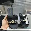 2023 Pearl Flip-flops Mulheres 2023 Flipers de moda Novo Bow Flat Metal com chinelos de fadas de fadas