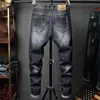 Jeans da uomo Streetwear Jeans strappati Moda uomo Retro Personalità fatiscente Vernice dritta Spot Graffiti Pantaloni in denim Uomo L230724