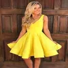 Jaune col en V Satin une ligne robes de bal ruché genou longueur courte bal de promo pas cher robes de Cocktail BM0957213l