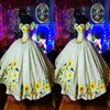 2022 Romantische gelbe Sonnenblumen Ballkleid Quinceanera Kleider Schulterfrei Mexikanische Kappe Kurze Ärmel Stickerei Korsett Prom Ev292q