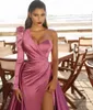 Robes de soirée fuchsia sirène robe de soirée de célébrité haut côté fendu satin plissé sexy une épaule chérie longue robe de bal formelle