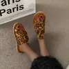 Zapatillas 2023 Verano Nuevas mujeres Zapatillas con estampado de leopardo Moda Arco Punta redonda Sandalias con punta abierta Casual Sexy Resbalón en la playa Zapatos de mujer planos L230725