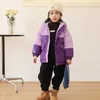 Manteau en duvet Veste à capuche épaissie pour l'extérieur Veste chaude à blocage de couleur 90% duvet de canard blanc Veste en duvet pour enfants Veste mi-longue en coton HKD230725