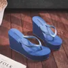 Tofflor kvinnliga flip flops kvinnor sommarsandaler strand kvinnors tofflor 9 cm höga hälskor för kvinnor solid plattform kil togare l230725