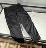 Pantaloni da uomo Pantaloni da jogging autunnali e invernali pantaloni cargo di alta qualità pantaloni di design in materiale confortevole eleganti multi tasche design di giunzione mens di lusso nero Z230727