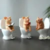 Decoratieve objecten beeldjes schattig varken op het toilet figuur doe oefening home decor tuin miniatuur dier desktop decoratie speelgoed cadeau voor kinderen 230725
