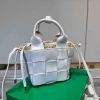 2022 Nuevo bolso de diseñador de lujo para mujer Bolso de cesta de verduras tejida Moda Versátil de cuero Bolso bandolera de un hombro Bolso de cubo de gran capacidad