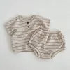 Conjuntos de roupas de bebê nascido menino casual estilo ocidental camiseta de manga curta listrada terno menina verão algodão triângulo shorts 230724