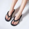 Summer Clip Toe Slipper Sandaler Flat Bottom Bärande fashionabla strand tofflor flip-flops för kvinnliga damer designer glider skor vita