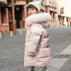 Casaco de inverno 2023 inverno novo casaco de moda para meninas casaco grosso à prova de frio para meninas casaco de pato com capuz rosa à prova d'água HKD230725