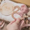 Zestawy podarunkowe Urodzony w ręczniku z pod prysznicem z dwustronnym bawełnianym kocem drewniana Bransoleta Kamienie milowe szydełkowe zabawki Baby Shower Birthday Prezent 230720