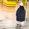 Вниз пальто вне сезона детская куртка колена 2022 Зимние мальчики и девочки корейская версия Утолщенная белая утка.