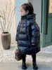 ダウンコートニューキッズ服の暖かいパディングジャケット長い冬の厚いパーカーファッションファーファーカラーフード付き子供アウターウェアコートl07 HKD230725