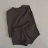 Conjuntos de roupas de bebê nascido menino casual estilo ocidental camiseta de manga curta listrada terno menina verão algodão triângulo shorts 230724