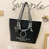 Duffel Bags Luxury Black White Shopping Påsar Kvinnor Triangel Etikett Vattentät Leisure Travel Bag Stor kapacitet Nylon Mommy Tote