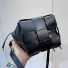 2022 Nuevo bolso de diseñador de lujo para mujer Bolso de cesta de verduras tejida Moda Versátil de cuero Bolso bandolera de un hombro Bolso de cubo de gran capacidad