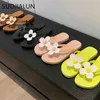 Chinelos SUOJIALUN 2022 Summer Cute Flower Women Chinelo Salto Baixo Senhoras Casual Sandália Outdoor Beach Slides Sola Macia Flip Flops Sapatos L230725