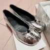 Klädskor lägenheter tabi ninja moccasins runda split tå grunt kvinnor enstaka skor slip på slingback skor casual mjuka silver loafers 230724