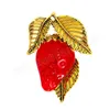 Creative résine fraise broches pour femmes mode fruits épinglettes écharpe boucle femme manteau Badges nouvel an cadeaux