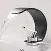 Robinet de lavabo Robinet cascade noir et chromé Robinet de salle de bain en laiton Robinet de lavabo de salle de bain Robinet d'évier chaud et froid