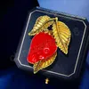 Creative Harts Strawberry Brooches for Women Fashion Fruit Lapel Pins Scarf Buckle Female Coat Badges Nyårsgåvor