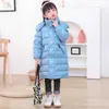 Daunenmantel Kinder Daunenjacke Winter Langer Abschnitt Jungen Mädchen Koreanischer verdickter Babymantel Waschfrei Bonbonfarbene Kapuzenoberbekleidung 3-13 Jahre HKD230725