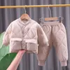 Completi di abbigliamento Autunno Inverno Neonati maschi Vestiti Parka a maniche lunghe Pantaloni 2 pezzi Set Tuta da sci in cotone caldo Tute per bambini 230724