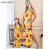 Tenues assorties pour la famille Tenues d'été assorties pour la famille Maman et sa fille Britannique col rond ourlet fendu robe pour femme Pour maman moi vêtements 230724