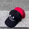 Tasarımcılar Beyzbol Caps Varsity Trucker Hat Sold Color Ballcaps Tasarım Sevimli Popüler Mizaç Moda Eğlence Erkek Erkek Kadın Şapkalar Siyah Kırmızı