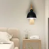 Lampa ścienna vintage drewniana w poddaszu nowoczesna i minimalistyczna barowa barowa korytarz korytarza żelaza