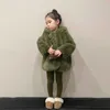 Down Coat 2023 Kids Girls Autumn Winter Ytterkläder Bomull Tjock fluffig solid kappa hoodie Varma mjuka barn flickor outwear hkd230725