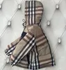 デザイナーの子供の膨らみコートフード付きリバーシブル格子縞のコートファッションガールズボーイズフーディー冬ウォームダックダウンジャケット子供用ブラウンベビー服