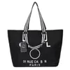 Duffel Bags Luxury Black White Shopping Påsar Kvinnor Triangel Etikett Vattentät Leisure Travel Bag Stor kapacitet Nylon Mommy Tote