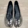 Klädskor lägenheter tabi ninja moccasins runda split tå grunt kvinnor enstaka skor slip på slingback skor casual mjuka silver loafers 230724