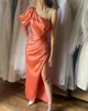 Elegant orange promenad klänningar en axelpärlor remmar mantel aftonklänning veckor rygglös delad formell lång speciell tillfälle festklänning