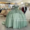 2023 Verde Menta Floral Renda Flores Artesanal Vestidos Quinceanera espartilho com renda Fora do Ombro Espartilho em Camadas Para Sweet 15 Girls 260a