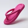 Summer Clip Toe Slipper Sandaler Flat Bottom Bärande fashionabla strand tofflor flip-flops för kvinnliga damer designer glider skor vita