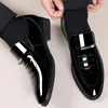 Scarpe eleganti Pelle verniciata da uomo Business Casual Point Toe Slip on Mocassini Luxury Party Wedding Plus Size 230725