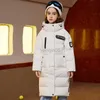 Down Coat Winter 2023 moda nueva chaqueta de plumón para niños Abrigo cálido extensible con capucha blanca para niña Abrigo de edredón impermeable para niños 90% HKD230725