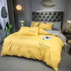 Ensemble de literie haut de gamme respectueux de la peau Ensemble de housse de couette brodée de luxe Queen avec drap plat Ensembles de literie King Size simples et durables L230704