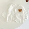 Rompers Cartoon Bear Muslin Romper Hat Sude Summer Autumn Baby Clothes Spädbarn Girls Soft Cotton Botton Hoppsuit för pojkar 0 3 T 230724