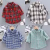 Barnskjortor 2023 Koreanska modebarn toppar pojkar buffel pläd flanell skjorta baby casual ytterkläder kläder höstgirls blusar 0 5t 230724