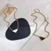 Hänghalsband lyxiga hänghalsband med män och kvinnor inverterade triangel p brev guldkedja smycken mens och kvinnor mode personlighet clav j230725