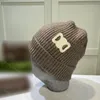 Gorro de lã de malha de designer chapéus bordados masculinos e femininos gorros de malha térmica de inverno gorro de marca de esqui gorro de caveira bonés quentes de luxo acessórios vermelhos