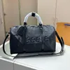 Klassisk designer ryggsäck lyx resväskor röda totes handväska kvinnor skolväska mode bokstäver duffle väska semester bagage handväskor för män