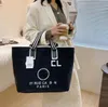 Borsoni Designer Marchi Borse per la spesa bianche nere Etichetta triangolare per donna Borsa da viaggio impermeabile per il tempo libero Borsa per mamma in nylon di grande capacità