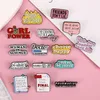 Épingles à lettres en métal émaillé Lettres anglaises personnalisées Collier Broches Épinglette Badge Chapeau Cholthes T-shirt Sac à main Sac à dos Bijoux Cadeau Accessoires