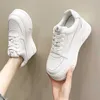 Petites chaussures blanches en cuir véritable pour femmes 2023 Les nouvelles chaussures pour femmes sont polyvalentes, à semelles épaisses, respirantes et avec une augmentation de la hauteur. Petites chaussures muffins pour hommes