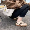 Lo stesso colore della testa tonda della mamma dell'uva abbinato a scarpe sportive casual con suola spessa Scarpe da allenamento tedesche Moda donna autunno e inverno