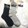 Calzini da donna Fashion Solid Sports Calzini classici da basket in bianco e nero grigio che assorbono il sudore Calzini lunghi traspiranti Calzini sportivi di lusso